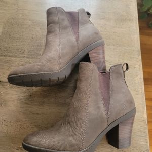 Baretraps posture ankle booties